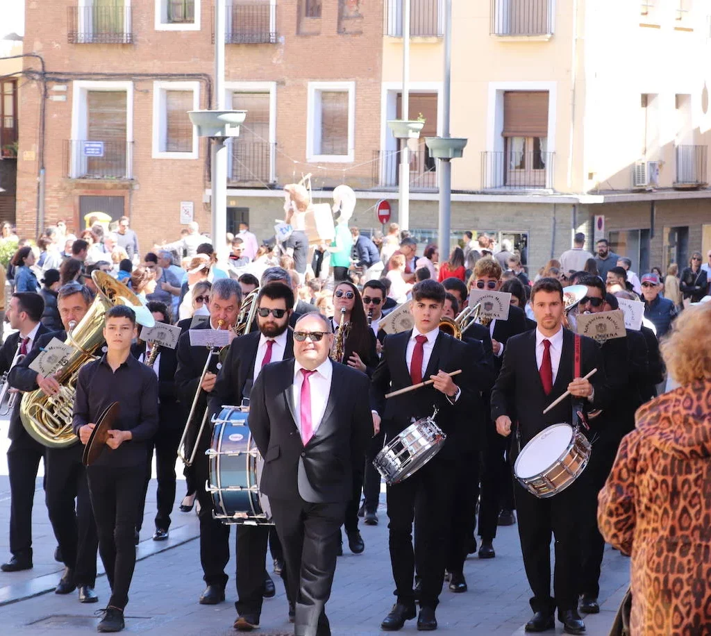 Banda de música tocando por la calle