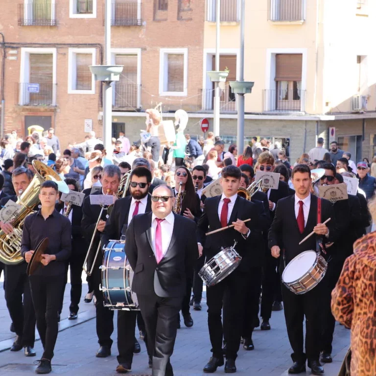 Banda de música tocando por la calle