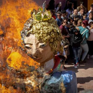 Quemando una creación de Judas